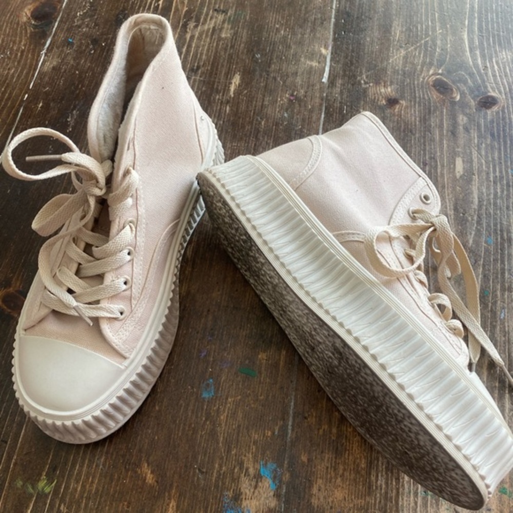 Cutest neutral platform high tops by sinsay!! Faux fur lining🤍comfy & so cute😎